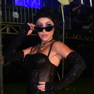 Sabrina Sato arrasou em look showgirl com micro vestido, luvas e headpiece em malha de metal