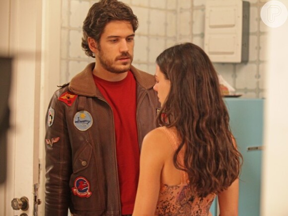 Sandra (Isis Valverde) pede que Rafael (Marco Pigossi) a leve até a discoteca para confrontar Jussara (Thati Lopes), em 'Boogie Oogie'