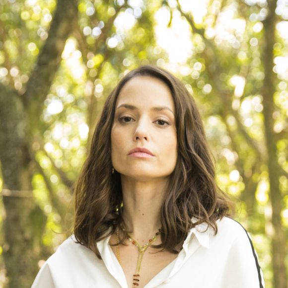 Lara (Rosanne Mulholland) vai atrás de Rita (Alanis Guillen) e ameaça ela na novela 'Malhação: Toda Forma de Amar'
