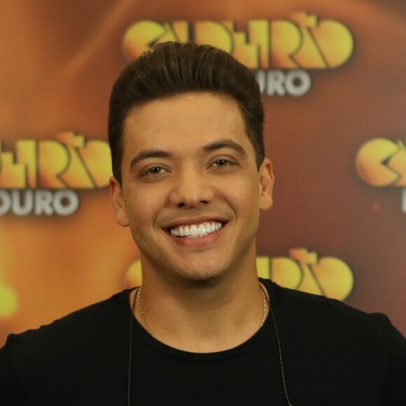Wesley Safadão divertiu os fãs ao pegar um telefone celular de fã e brincar com o aparelho