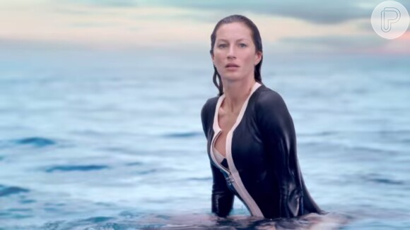 Gisele Bündchen encarna surfista no vídeo da Chanel