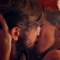 Gisele Bündchen beija ator e surfa em praia na campanha do perfume Chanel n° 5