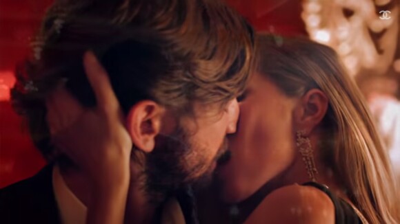 Gisele Bündchen beija ator e surfa em praia na campanha do perfume Chanel n° 5