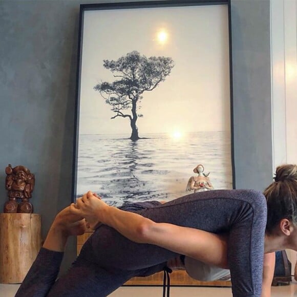 Grazi Massafera exibe sua flexibilidade em foto no Instagram