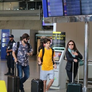 Adriana Esteves, Vladimir Brichta e filho embarcam juntos em viagem nesta quinta-feira, dia 29 de agosto de 2019