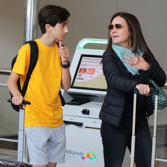 Filho de Adriana Esteves rouba a cena em passeio com os pais nesta quinta-feira, dia 29 de agosto de 2019