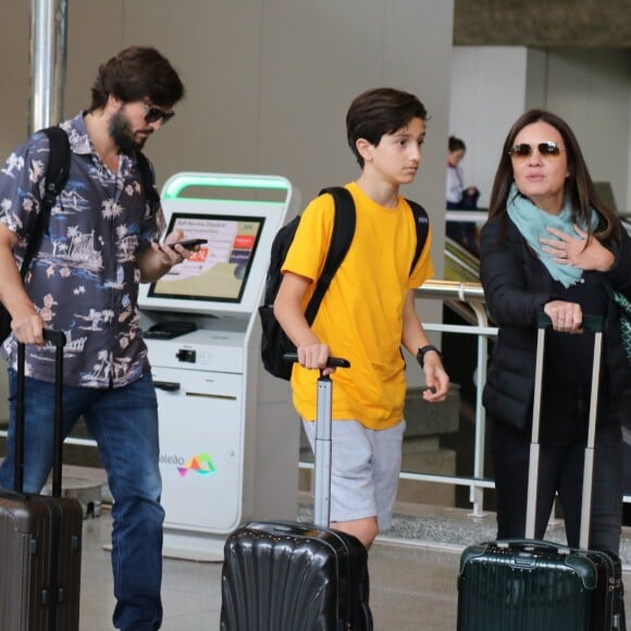 Filho de Adriana Esteves e Vladimir Brichta cresceu! Herdeiro é fotografado com os pais nesta quinta-feira, dia 29 de agosto de 2019