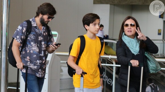 Filho de Adriana Esteves e Vladimir Brichta aparece em foto rara com os pais nesta quinta-feira, dia 29 de agosto de 2019