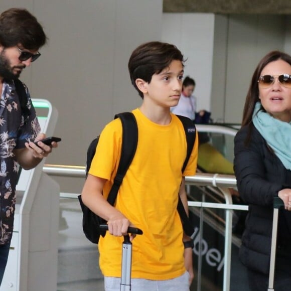 Filho de Adriana Esteves e Vladimir Brichta aparece em foto rara com os pais nesta quinta-feira, dia 29 de agosto de 2019