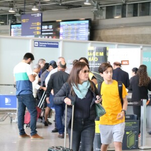 Filho de Adriana Esteves e Vladimir Brichta viaja com os pais nesta quinta-feira, dia 29 de agosto de 2019