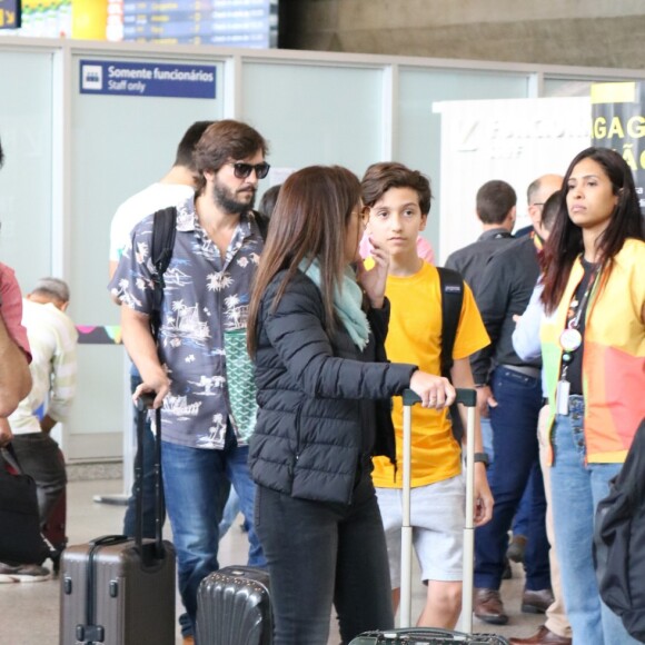 Adriana Esteves e Vladimir Brichta viajam com o filho Vicente nesta quinta-feira, dia 29 de agosto de 2019