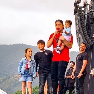 Wesley Safadão recebeu os filhos em palco de show