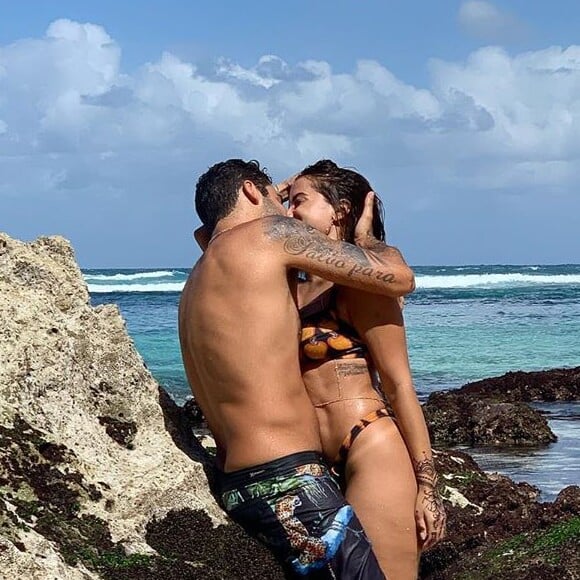 Namoro de Anitta e Pedro Scooby acabou após quase três meses. 'ealmente não sabemos se é algo definitivo', alegou a cantora sobre a separação