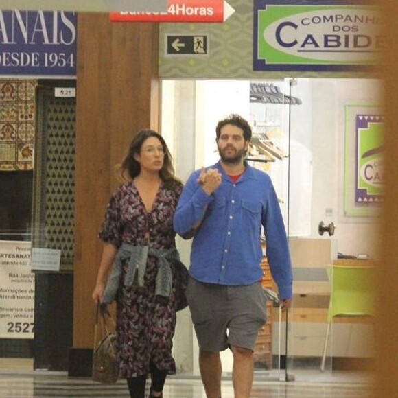 Giselle Itié e Guilherme Winter foram clicados em passeio por shopping após comemorarem os 40 anos do ator