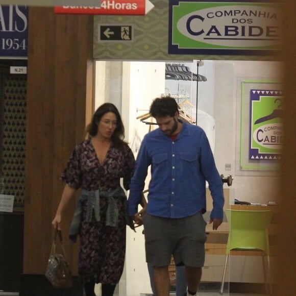 Giselle Itié e Guilherme Winter foram clicados durante passeio pelo shopping da Gávea, Zona Sul do Rio de Janeiro