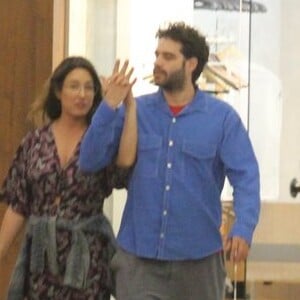 Giselle Itié e Guilherme Winter foram clicados em clima de romance durante passeio por shopping após comemorarem os 40 anos do ator