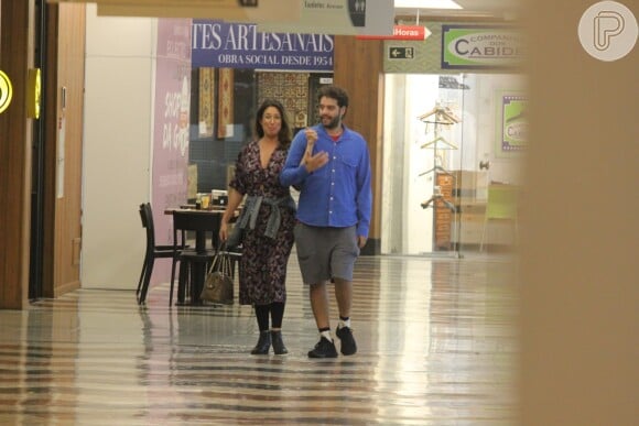 Giselle Itié e Guilherme Winter foram clicados em passeio por shopping após uma rápida separação