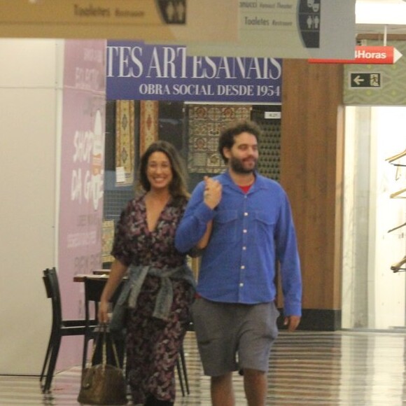 Giselle Itié e Guilherme Winter foram clicados em passeio por shopping após comemorarem os 40 anos do ator, nesta quinta-feira, 29 de agosto de 2019