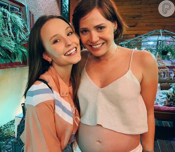 Larissa Manoela posa com Leticia Colin em chá de bebê