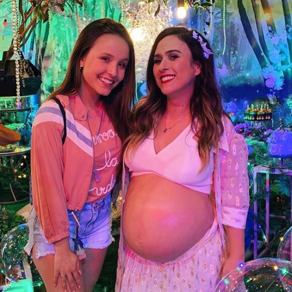 Tatá Werneck posa com Larissa Manoela em chá de bebê da fiha