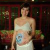 Leticia Colin exibe desenho na barriga em chá de bebê