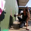 Victoria Beckham também postou foto fazendo um grafite na instituição