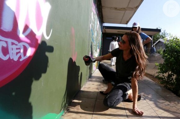 Victoria Beckham também postou foto fazendo um grafite na instituição