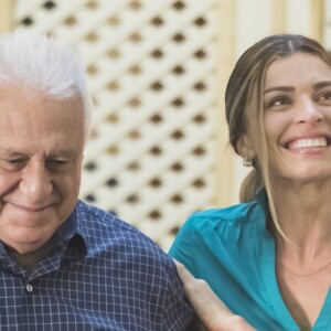 Paloma (Grazi Massafera) tinha ganhado de presente de Alberto (Antônio Fagundes) o convite para o desfile na novela 'Bom Sucesso'