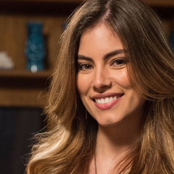 Joana (Bruna Hamú) recusa convite de Rock (Caio Castro) para sair na novela 'A Dona do Pedaço'