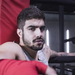 Rock (Caio Castro) será direto e falará para Joana (Bruna Hamú) que está interessado nela na novela 'A Dona do Pedaço'