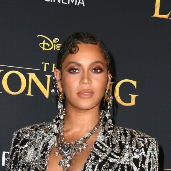 Beyoncé brilhou na première de "O Rei Leão", em Los Angeles, com um vestido smoking replete de cristais e cauda transparente