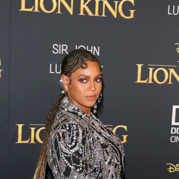 Beyoncé brilhou com look criado sob medida da grife britância Alexander McQueen