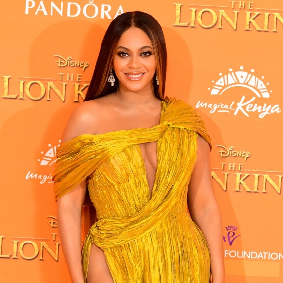 

Para a première de "O Rei Leão" em Londres, Beyoncé apostou em um longo amarel dourado com fenda poderosa 

