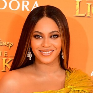Vestido amarelo ouro foi um dos looks recentes de Beyoncé, aniversariante do dia