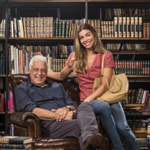 Paloma (Grazi Massafera) revela para Albeto (Antônio Fagundes) sonho de ser estilista na novela 'Bom Sucesso'