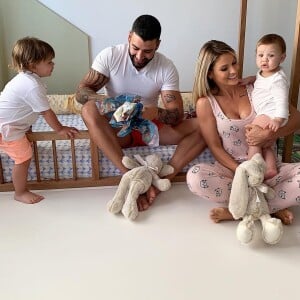 Andressa Suita relevou ciúmes do filho mais velho com irmão