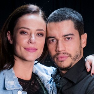 Vivi (Paolla Oliveira) aceita se casar com Camilo (Lee Taylor) para salvar Chiclete (Sergio Guizé) na novela 'A Dona do Pedaço'