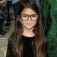 Filha gêmea de Luciano Camargo aposta em look total black para show e óculos de grau dá todo o charme a produção