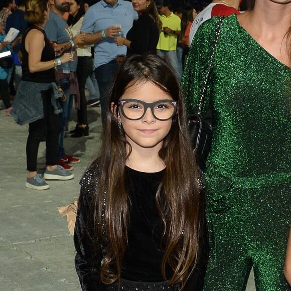 Filha gêmea de Luciano Camargo aposta em look total black para show e óculos de grau dá todo o charme a produção