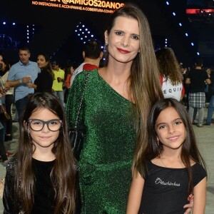 Gêmeas de Luciano Camargo, Helena e Isabella, esbanjam estilo em show sertanejo