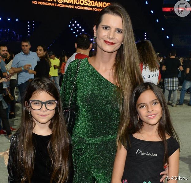 Gêmeas de Luciano Camargo, Helena e Isabella, esbanjam estilo em show sertanejo