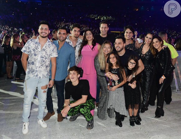 Gêmeas de Luciano Camargo se reúne com a família e filhos de Leonardo em show