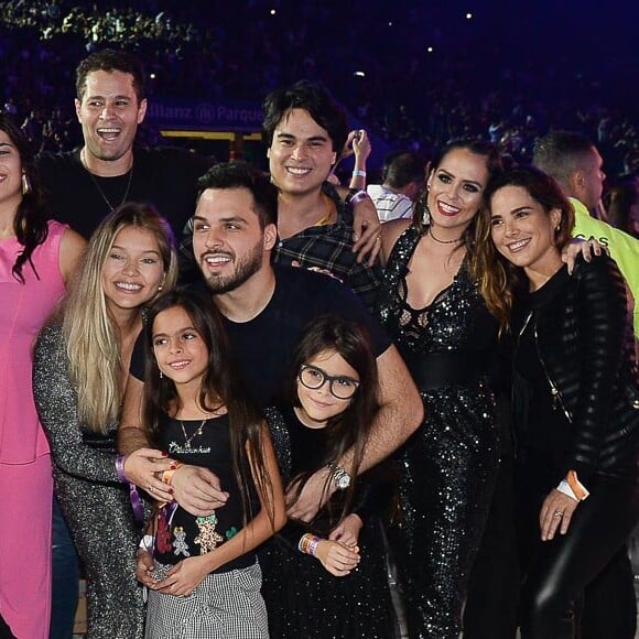 Gêmeas de Luciano Camargo se reúne com a família e filhos de Leonardo em show