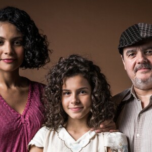 A novela 'Éramos Seis' da Globo terá uma família inter-racial: formada por Shirley (Barbara França) e Afonso (Cassio Gabus Mendes), pais de Inês (Gabriella Saraivah/Carol Macedo)