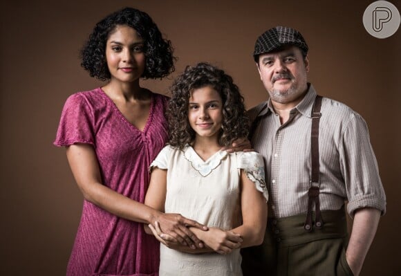 A novela 'Éramos Seis' da Globo terá uma família inter-racial: formada por Shirley (Barbara França) e Afonso (Cassio Gabus Mendes), pais de Inês (Gabriella Saraivah/Carol Macedo)