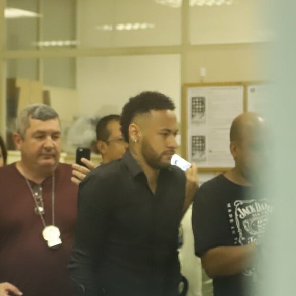 A Polícia decidiu indiciar por extorsão, fraude processual e denúncia caluniosa a modelo que acusou Neymar de estupro