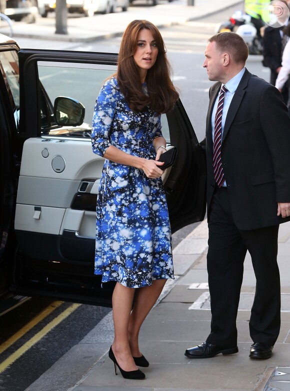 Kate Middleton aposta em vestilos coloridos para eventos