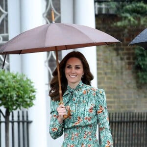 Kate Middleton gosta de usar vestidos florais em pegada mais fluida que é trend da Primavera-Verão