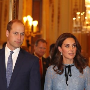 Kate Middleton gosta de usar vestido com bordados de flores, ótima opção para quem não é fã do colorido