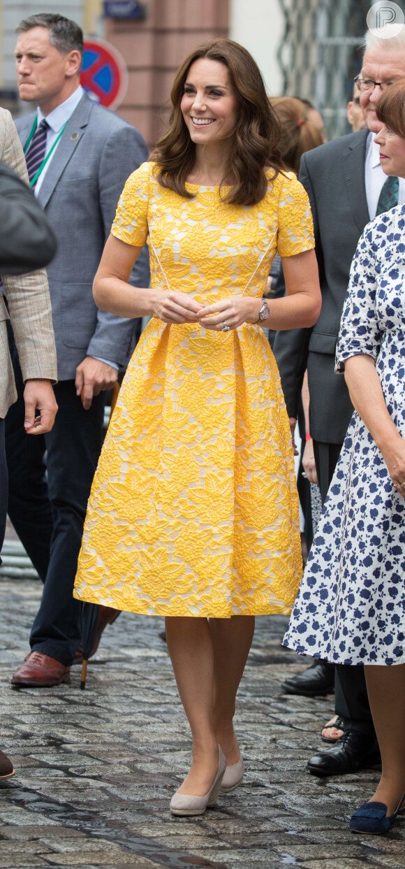 Kate Middleton gosta de usar vestidos florais com fundo neutro e bordado